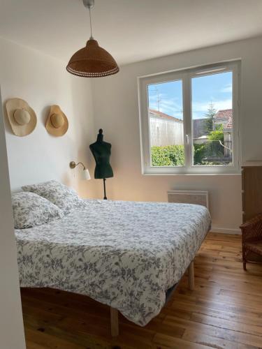 une chambre avec un lit et une fenêtre dans l'établissement La P’tite Préfaillaise, à Préfailles