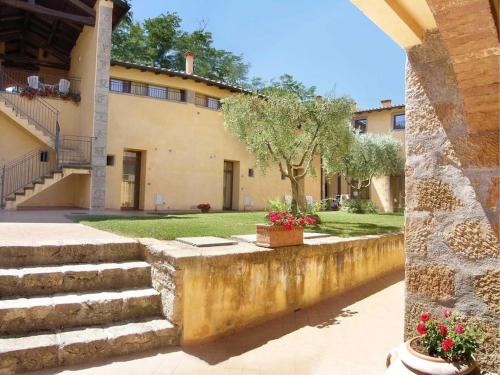 a house with stairs and a courtyard with a tree at 14 Toscana da Vilma, vacanza, piscina - CASA PRIVATA in Castel del Piano