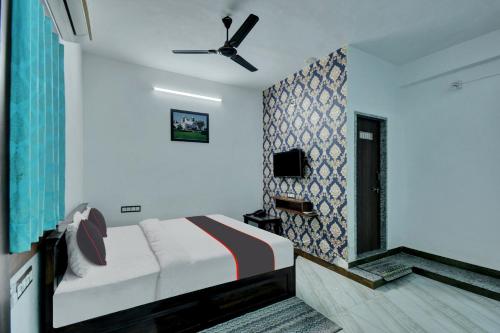 a bedroom with a bed and a ceiling fan at Collection O Hotel Shree Ji Palace in Udaipur