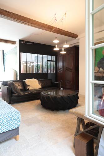 un salon avec un canapé et une table dans l'établissement Atelier des Glycines, Troyes Bouchon de Champagne, Sublime site patrimonial, à Troyes