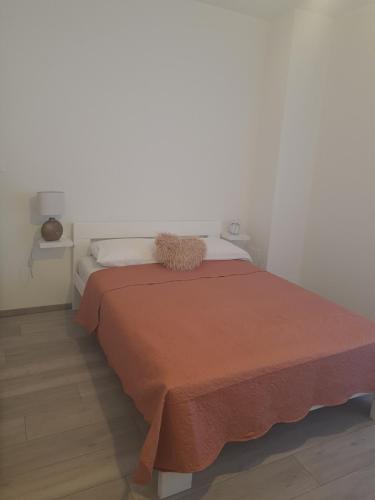 - une chambre avec un lit recouvert d'une couverture orange dans l'établissement Apartman Maša, à Zadar