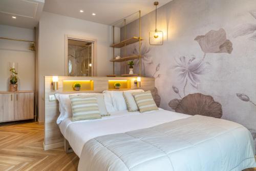 ein Schlafzimmer mit einem großen weißen Bett in einem Zimmer in der Unterkunft Salus Smart & Chic Hotel in Lido di Jesolo