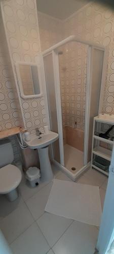 La petite salle de bains est pourvue d'un lavabo et d'une douche. dans l'établissement La Cruz del Sur, à Sanxenxo