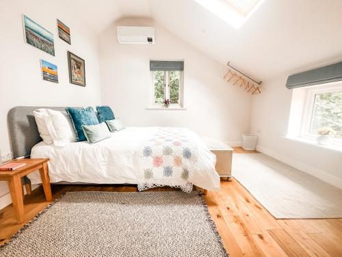 1 dormitorio con cama y ventana en Little Willow Bank - 1 bed luxury apartment between Salisbury and The New Forest, en Salisbury