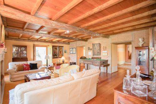 a living room with white furniture and wooden ceilings at Casa do Chapim-azul in Marvão