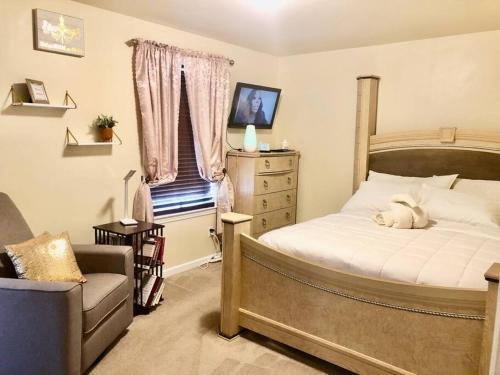 1 dormitorio con 1 cama, 1 silla y 1 ventana en 3 Bedroom Home with Treadmill & Large Fenced yard, en Myerstown