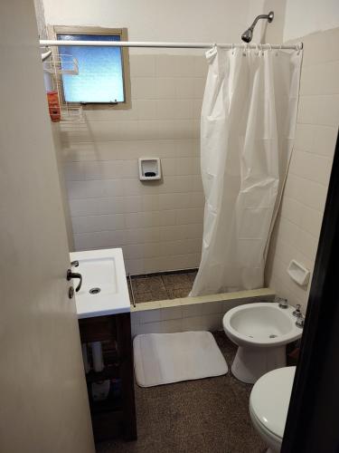 Ванна кімната в Casa zona Hospital/UNNOBA