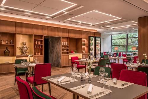 Un restaurante u otro lugar para comer en Sheraton Grand Salzburg
