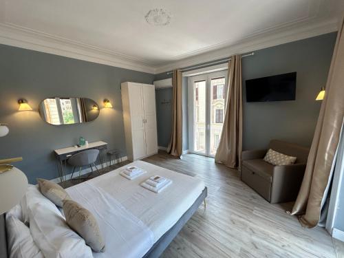 ローマにあるSan Pietro Rooms 84のベッドルーム(大きな白いベッド1台、椅子付)