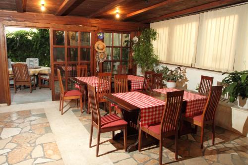 Apartments Marin tesisinde bir restoran veya yemek mekanı