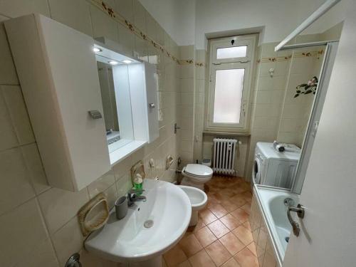 łazienka z białą umywalką i toaletą w obiekcie Cozy Apartment x6 persone w Turynie