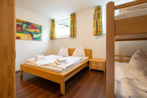 1 Schlafzimmer mit 2 Betten und 1 Etagenbett in der Unterkunft Appartement Christine in Eben im Pongau