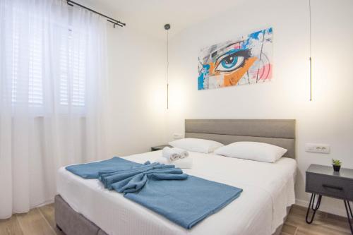 En eller flere senge i et værelse på Stina