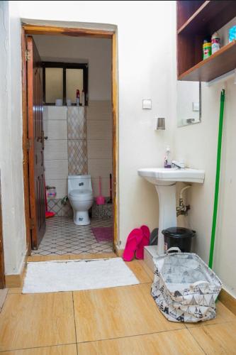 een badkamer met een toilet en een wastafel bij loita apartment in Mombasa