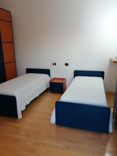 two beds sitting in a room with at B&B dei Girasoli in Trani