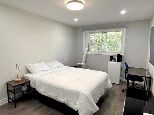 um quarto com uma cama, uma secretária e uma janela em Chic, Spacious Newmarket Home off Yonge St em Newmarket