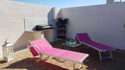 ヴィニャカストリジにあるSalentum Villa Miami - con ampia terrazzaの紫色の椅子2脚、パティオ(テーブル付)