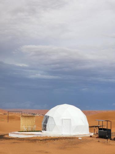 a white tent in the middle of the desert at Bubbles Domes Private Cmp in Al Wāşil