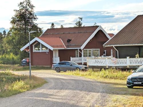 una casa con coches aparcados delante de ella en 10 person holiday home in SYSSLEB CK, en Sysslebäck