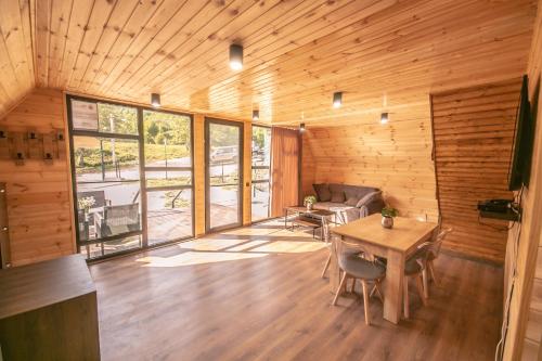 Fotografie z fotogalerie ubytování Shaori Lake Cottages v destinaci Kharistʼvala