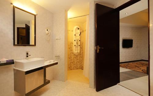 La salle de bains est pourvue d'un lavabo et d'un miroir. dans l'établissement Hotel The Cox Today, à Cox's Bazar