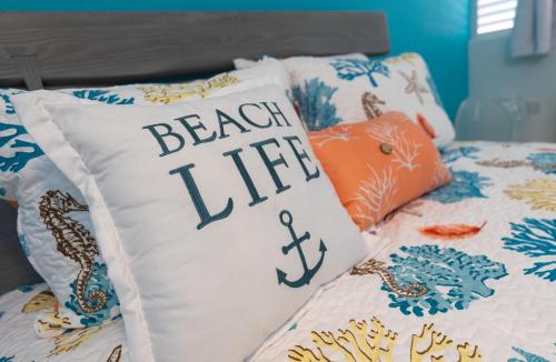 Postel nebo postele na pokoji v ubytování Coqui Beach Home, Paseo del Faro Combate