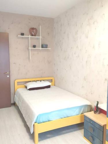 1 dormitorio con 1 cama con marco amarillo en Angel Home, en Quarto dʼAltino