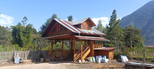 ein Baumhaus mit einem Dach darüber in der Unterkunft CABAÑAS RANCH OXAPAMPA in Oxapampa