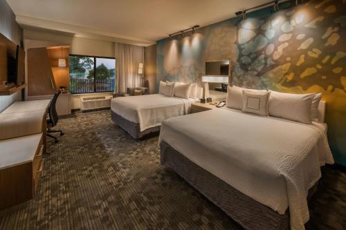 een hotelkamer met 2 bedden en een raam bij Courtyard by Marriott Reno Downtown/Riverfront in Reno