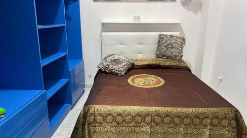 un letto in una camera di colore blu e bianco di Casa Vacanza Arcobaleno a Oria