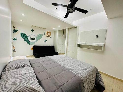 a bedroom with a bed and a ceiling fan at Vistas de Ensueño en Acapulco in Acapulco
