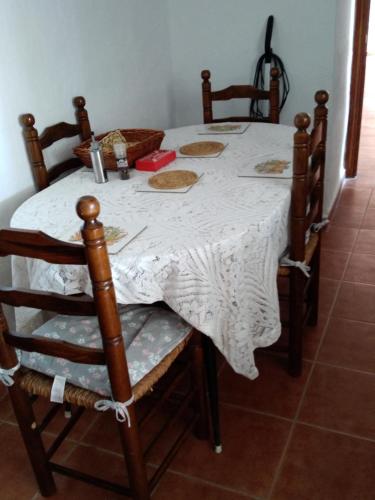 - une table à manger avec une nappe blanche dans l'établissement Cuevas Alia, à Castilléjar