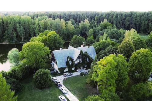 uma vista aérea de uma grande casa na floresta em Upmaļi em Tērvete