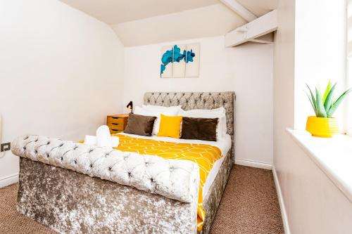 泰恩河畔新堡的住宿－Exclusive City Centre Apartment，一间卧室配有一张黄色和白色的大床