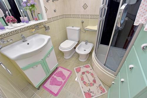 Vila Djordjevic في هرسك نوفي: حمام صغير مع حوض ومرحاض