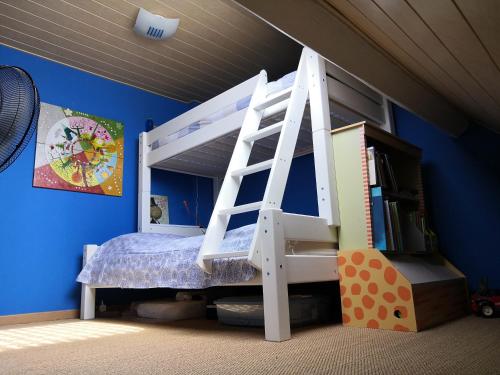 - un lit superposé blanc avec une échelle dans l'établissement Chic Attic, Côte d'Opale, à Wimereux