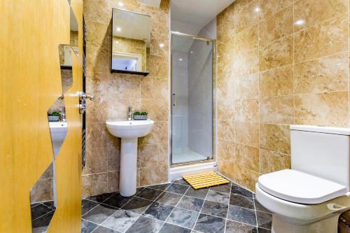 泰恩河畔新堡的住宿－Exclusive City Centre Apartment，浴室配有卫生间、淋浴和盥洗盆。