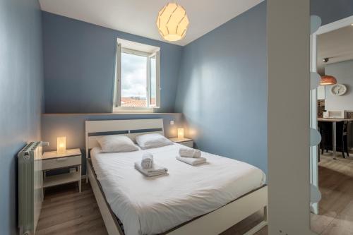 1 dormitorio con 1 cama con 2 toallas en CasaVasca - Appartement Cosy et Calme, WiFi - Parking, en Hendaya