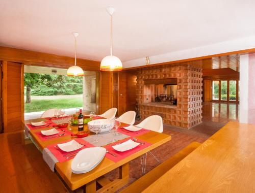 una sala da pranzo con tavolo, sedie e camino di Villa di design con grande parco a Treviso