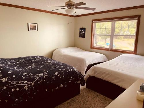 um quarto com 2 camas e uma janela em Paradise Retreat em Chazy