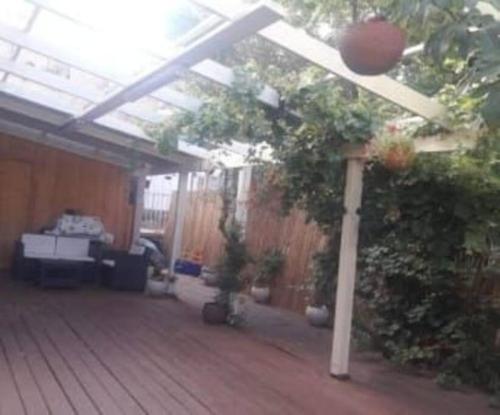 una sala de estar con un patio con plantas en ירוק בגולן, en Katzrin