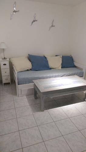 un salon avec un canapé et une table basse dans l'établissement La Doris, à Saint-Pair-sur-Mer