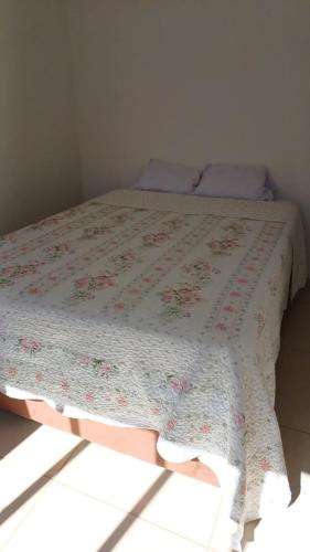 a bed in a room with a blanket on it at Apto Cenário de Montanha in Araras Petropolis