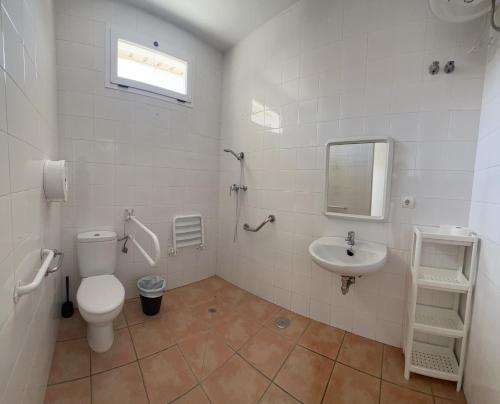 uma casa de banho com um WC e um lavatório em #1 HABITACIÓN DOBLE AYAMONTE em Ayamonte