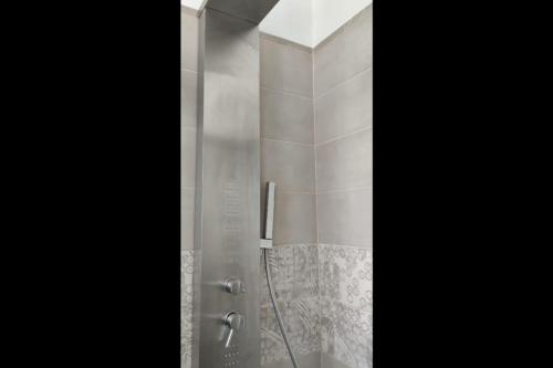um chuveiro numa casa de banho com uma porta de vidro em Appartamento Orchidea em Rimini