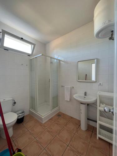 a bathroom with a shower and a toilet and a sink at #6 Mini ESTUDIO FAMILIAR AYAMONTE in Ayamonte