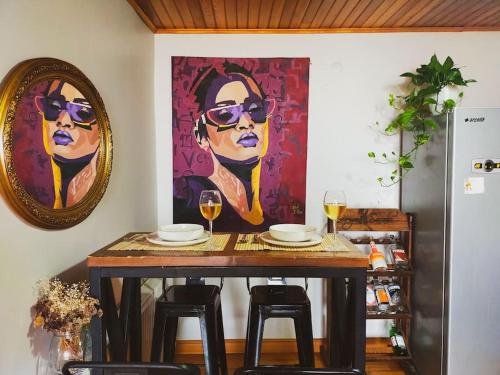 une table avec une peinture d'une femme avec des lunettes dans l'établissement Golden Horse Apartment, à Istanbul