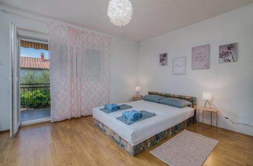 Ένα ή περισσότερα κρεβάτια σε δωμάτιο στο Apartments Bahar Krk