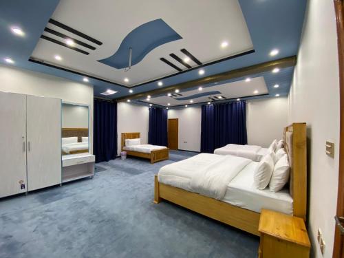 sypialnia z 2 łóżkami i niebieskim delfinem na suficie w obiekcie River Garden Hotel and Resort w mieście Naran