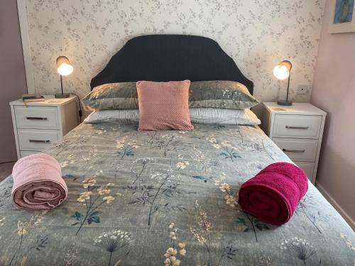 sypialnia z łóżkiem z 2 poduszkami w obiekcie 6 Calbost w mieście Calbost